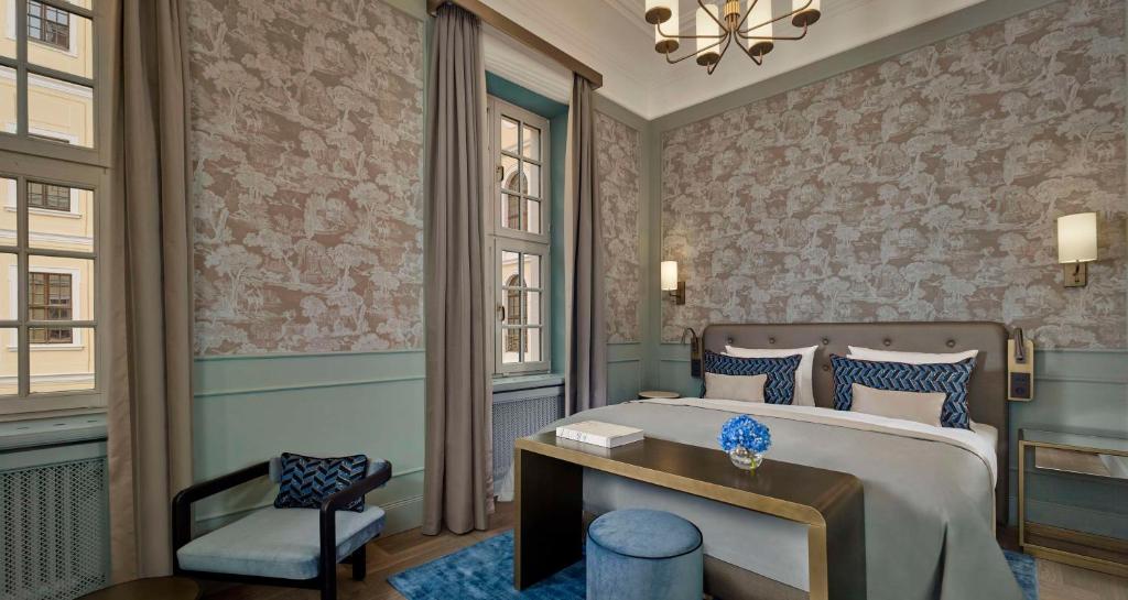 Postel nebo postele na pokoji v ubytování Hotel Taschenbergpalais Kempinski