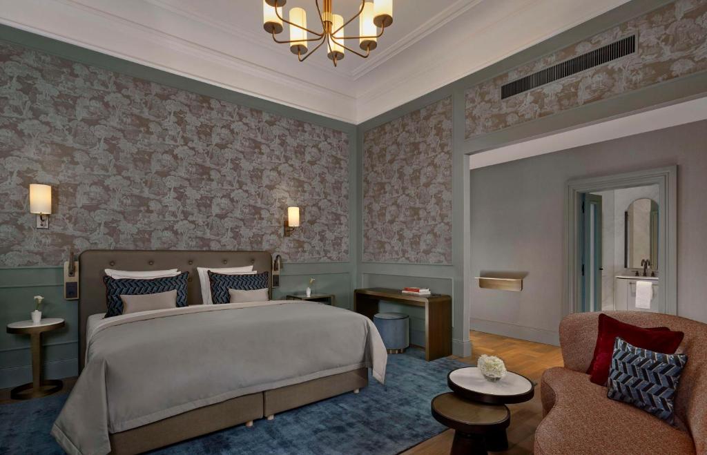 Postel nebo postele na pokoji v ubytování Hotel Taschenbergpalais Kempinski