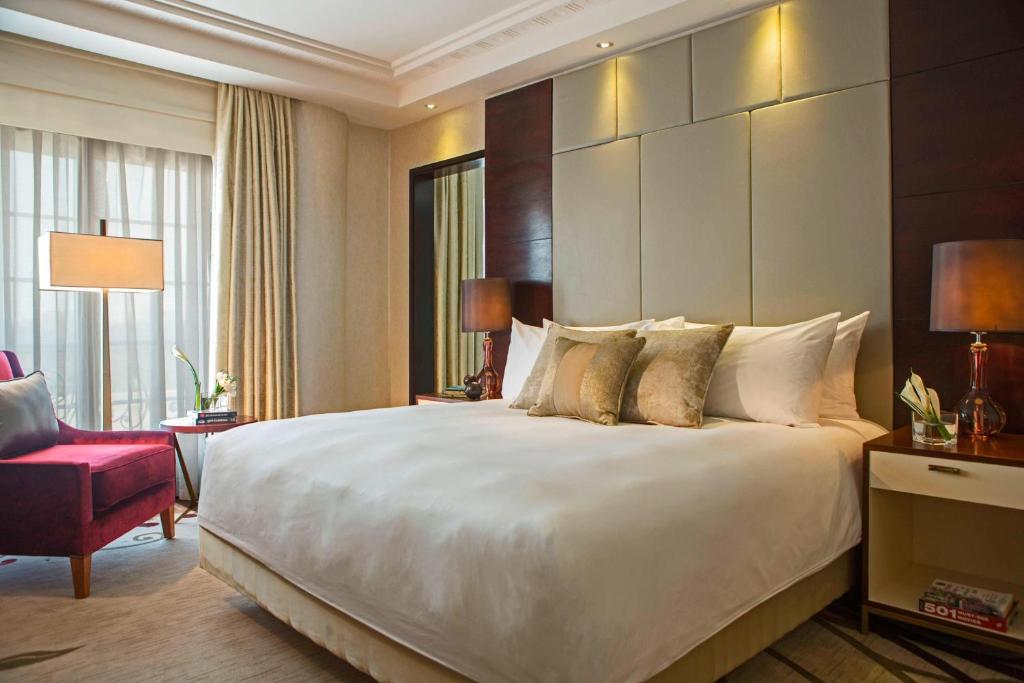 Postel nebo postele na pokoji v ubytování Renaissance Cairo Mirage City Hotel