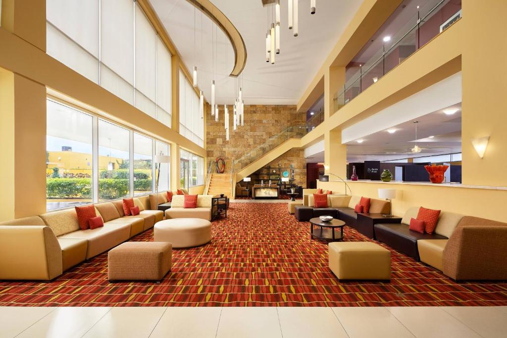 Posezení v ubytování Courtyard by Marriott Leon at The Poliforum