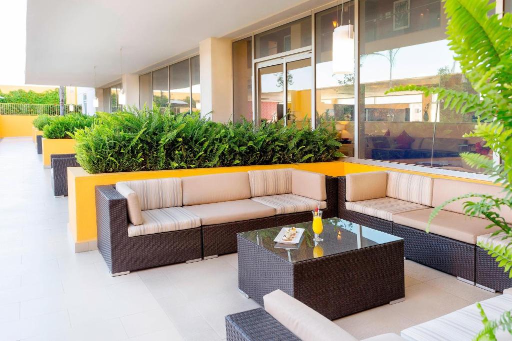Posezení v ubytování Courtyard by Marriott Leon at The Poliforum