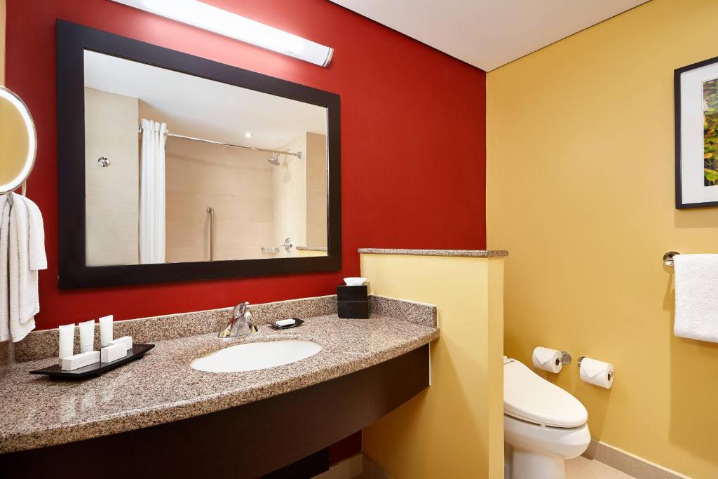 Koupelna v ubytování Courtyard by Marriott Leon at The Poliforum