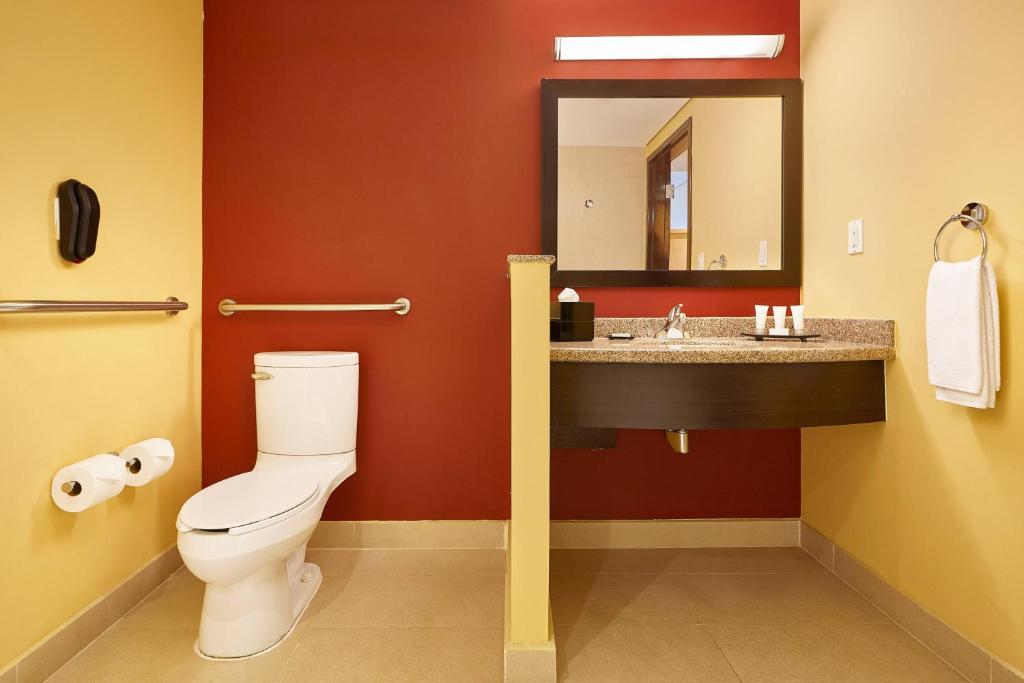 Koupelna v ubytování Courtyard by Marriott Leon at The Poliforum