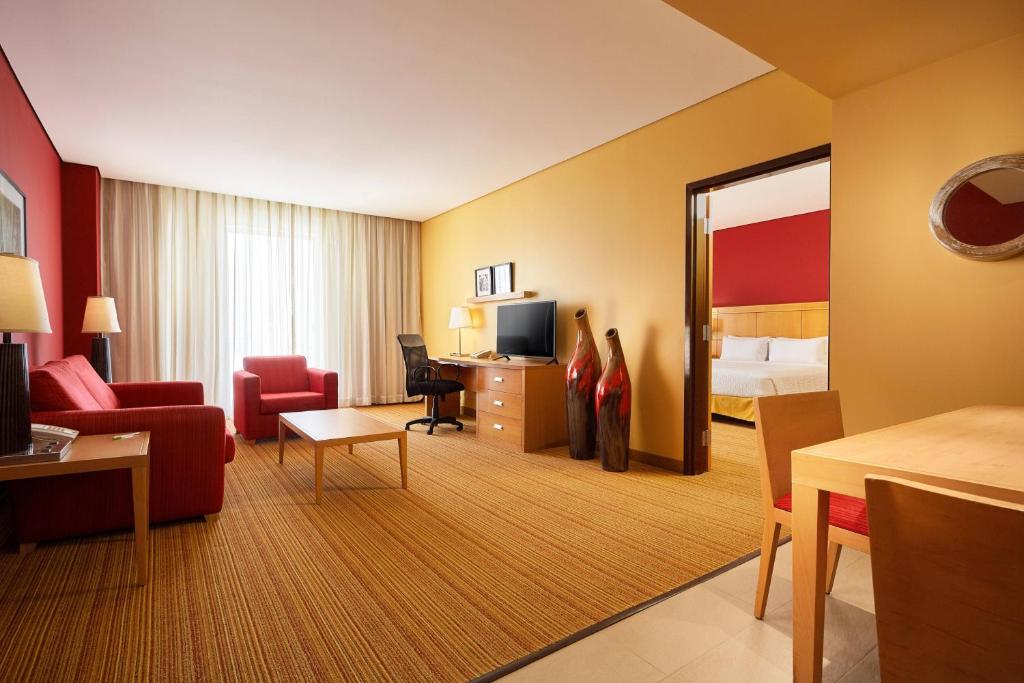 TV a/nebo společenská místnost v ubytování Courtyard by Marriott Leon at The Poliforum