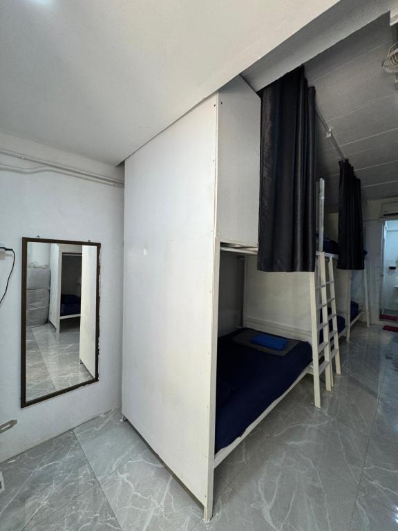 um quarto com 2 beliches e um espelho em Magic Hostel em Phi Phi Don