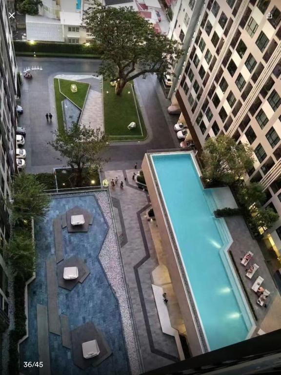 The base海景网红无边泳池高速网络 繁华位置内部或周边的泳池
