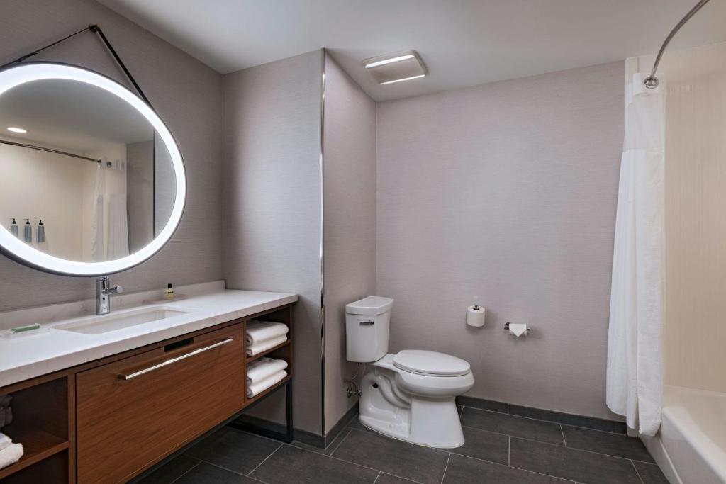 Koupelna v ubytování Courtyard by Marriott Austin Dripping Springs
