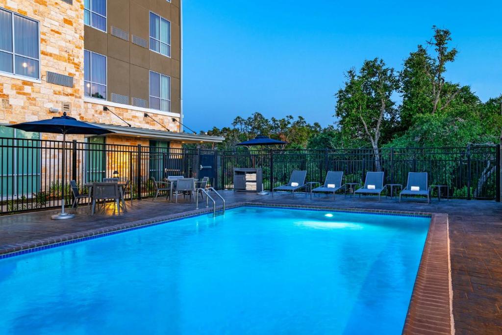 Bazén v ubytování Courtyard by Marriott Austin Dripping Springs nebo v jeho okolí