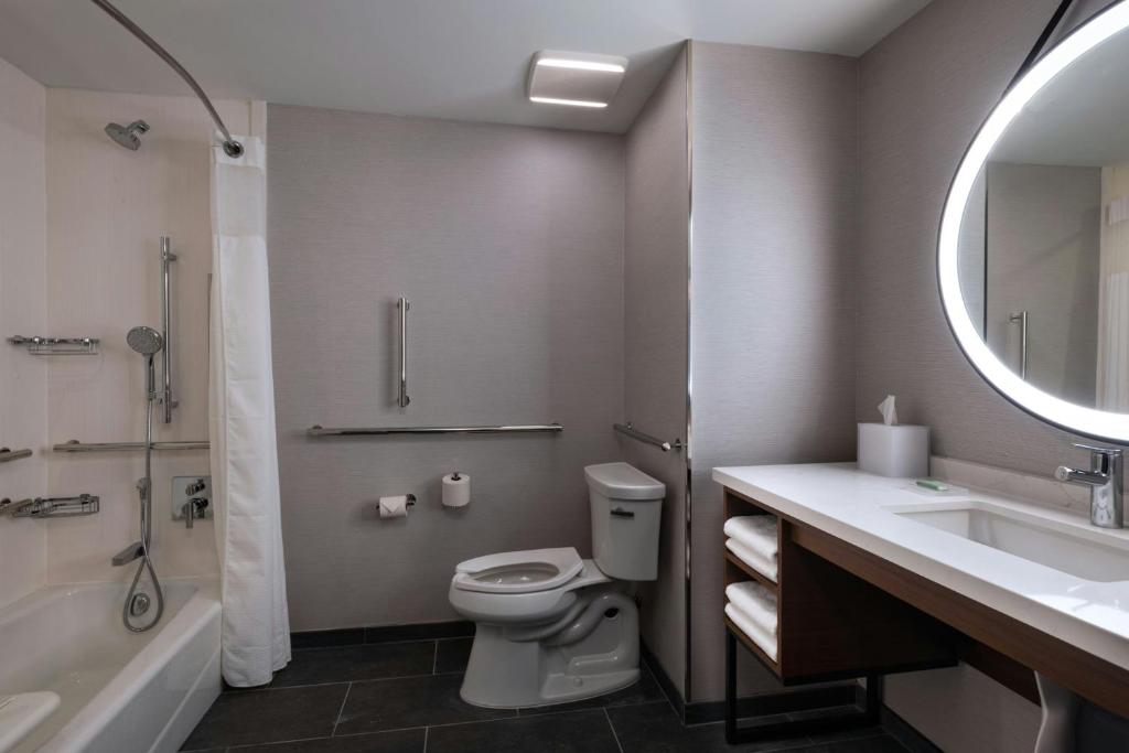 Koupelna v ubytování Courtyard by Marriott Austin Dripping Springs