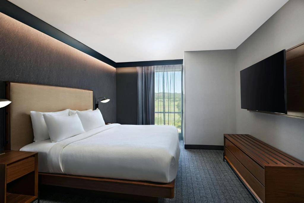 Postel nebo postele na pokoji v ubytování Courtyard by Marriott Austin Dripping Springs