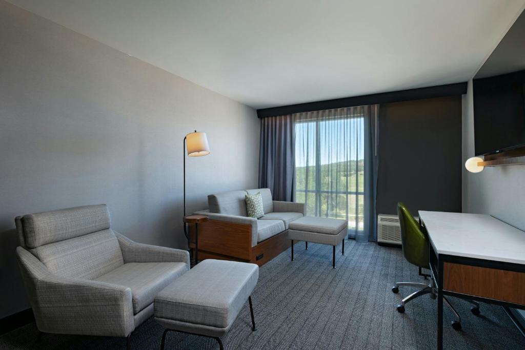 Posezení v ubytování Courtyard by Marriott Austin Dripping Springs