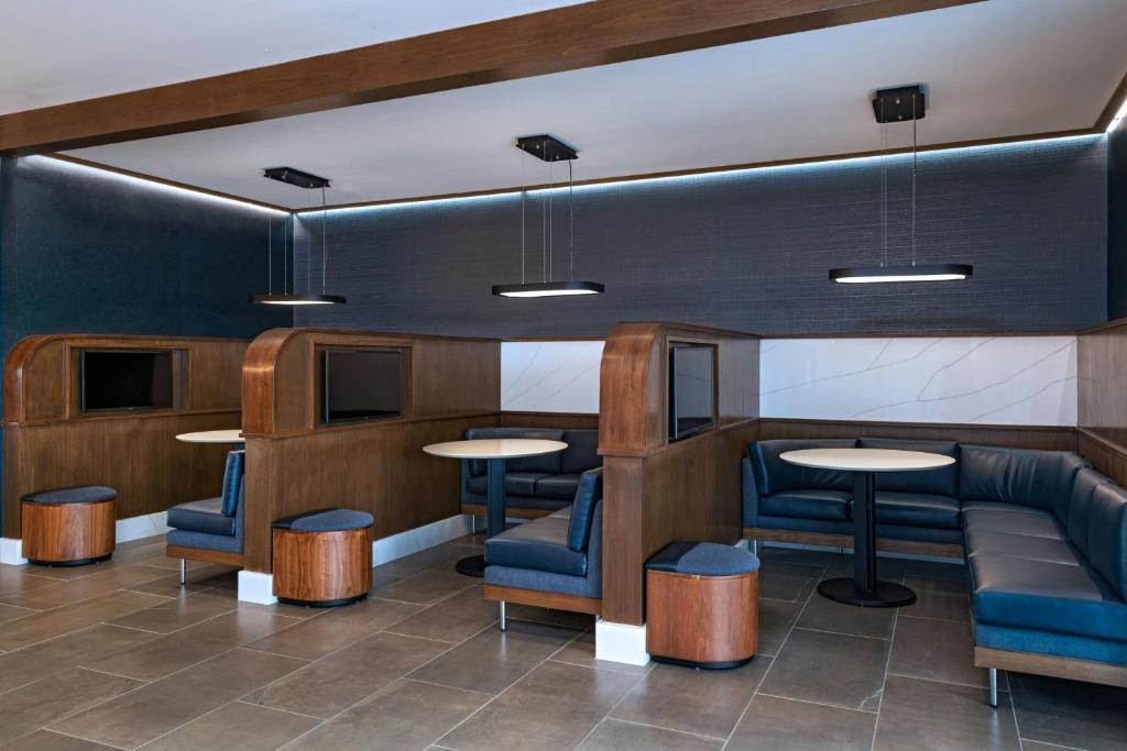 Posezení v ubytování Courtyard by Marriott Austin Dripping Springs