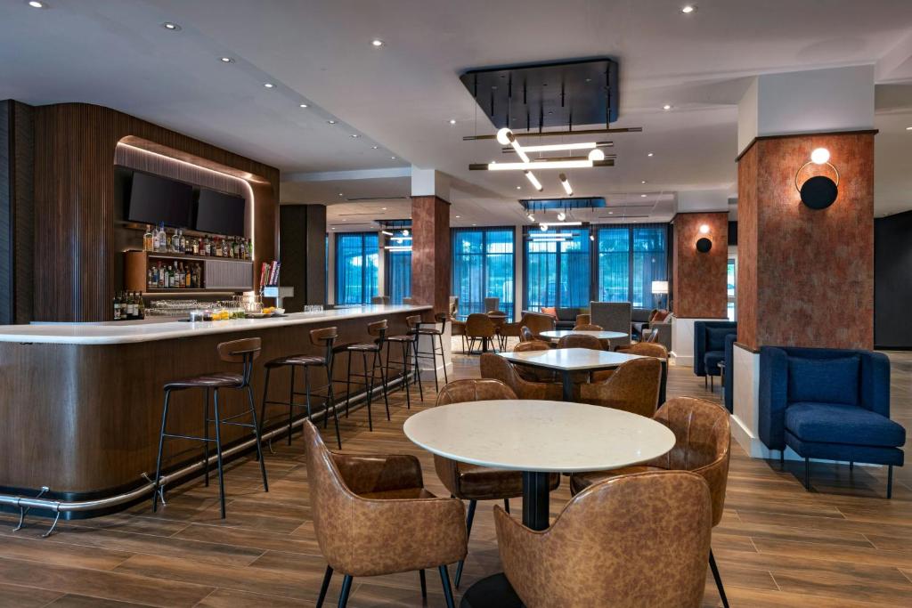 Posezení v ubytování Courtyard by Marriott Austin Dripping Springs