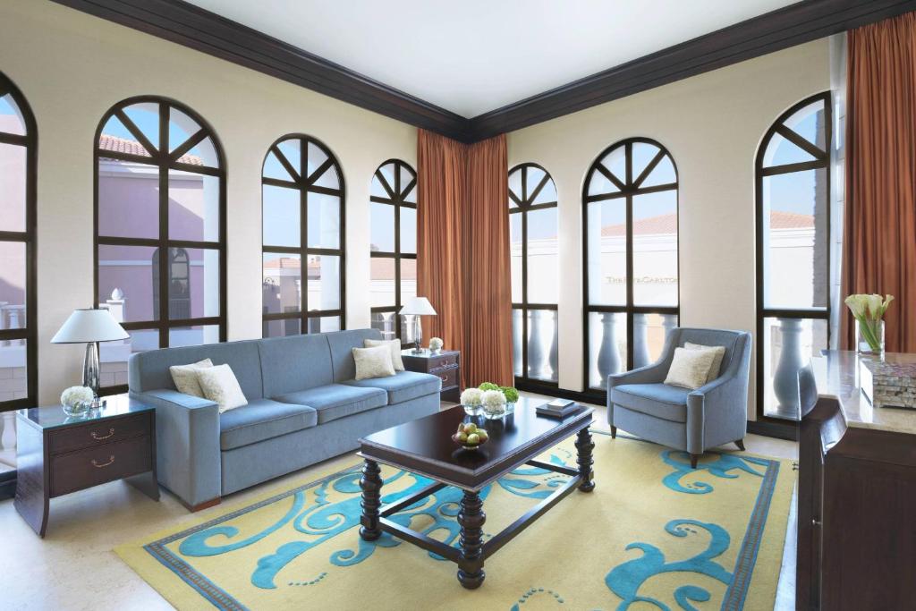Posezení v ubytování The Ritz-Carlton Abu Dhabi, Grand Canal