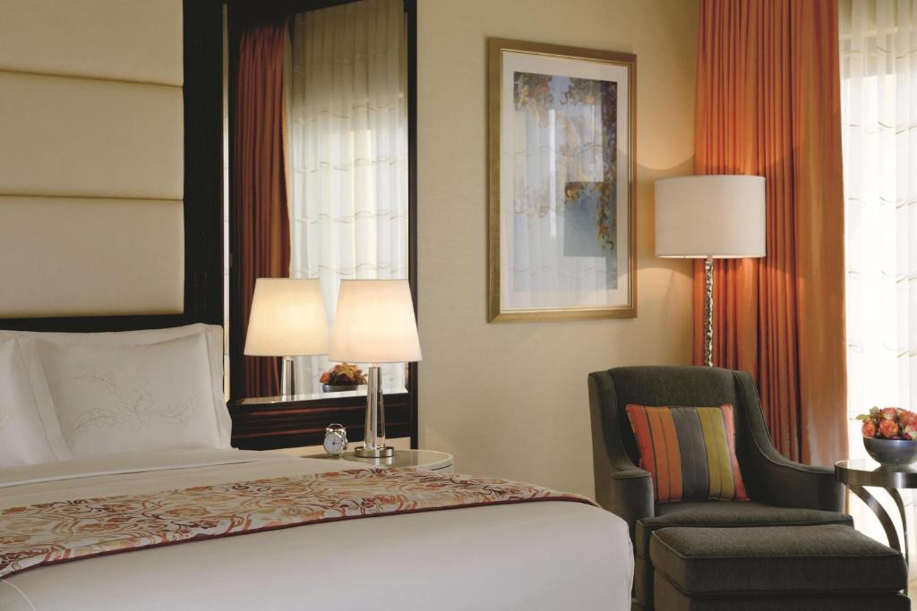Postel nebo postele na pokoji v ubytování The Ritz-Carlton Abu Dhabi, Grand Canal