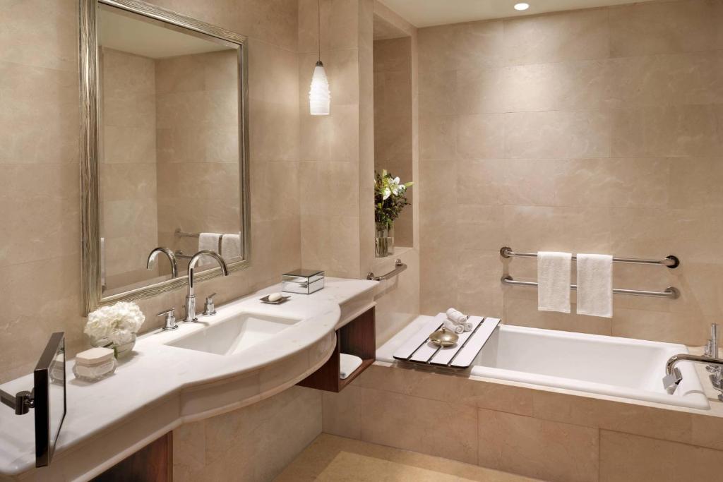 The Ritz-Carlton Abu Dhabi, Grand Canal photo 5