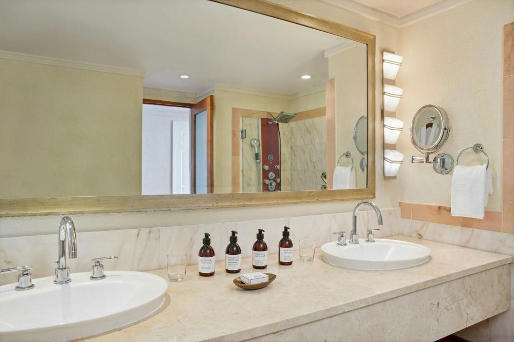 Koupelna v ubytování The House, An Autograph Collection All-Inclusive Resort - Adults Only