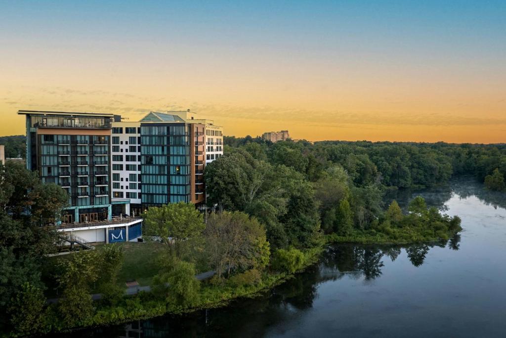 O vedere a unui râu din apropierea hotelului