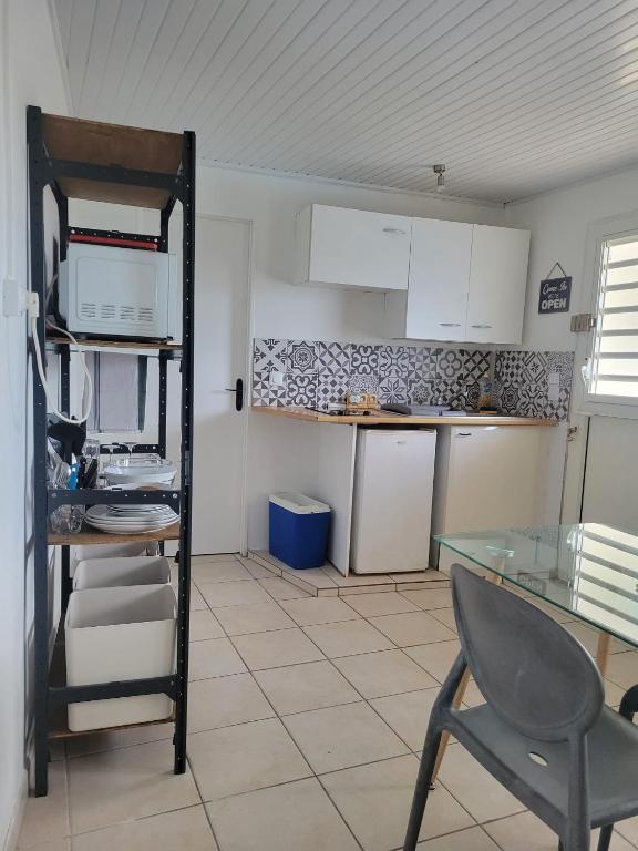 Kuchyň nebo kuchyňský kout v ubytování Appartement avec piscine