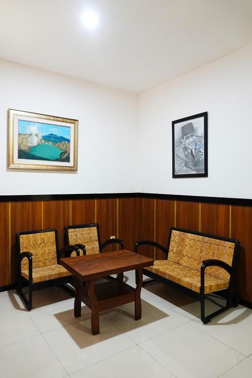 Baratha Hotel & Resto - غرفة رباعية فاخرة