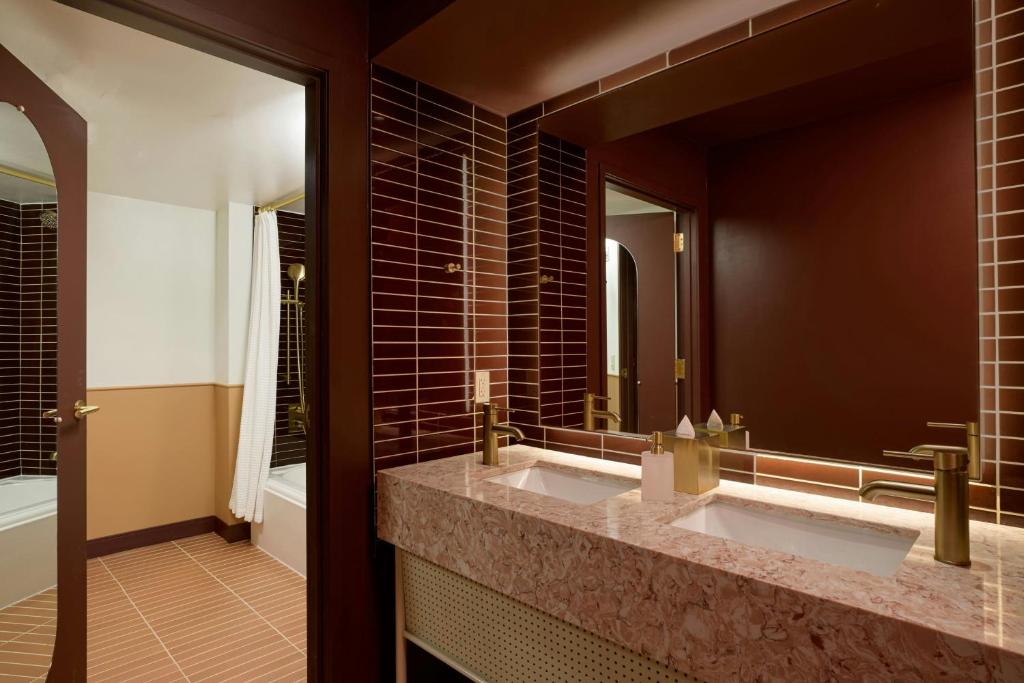 Downright Austin, A Renaissance Hotel - 