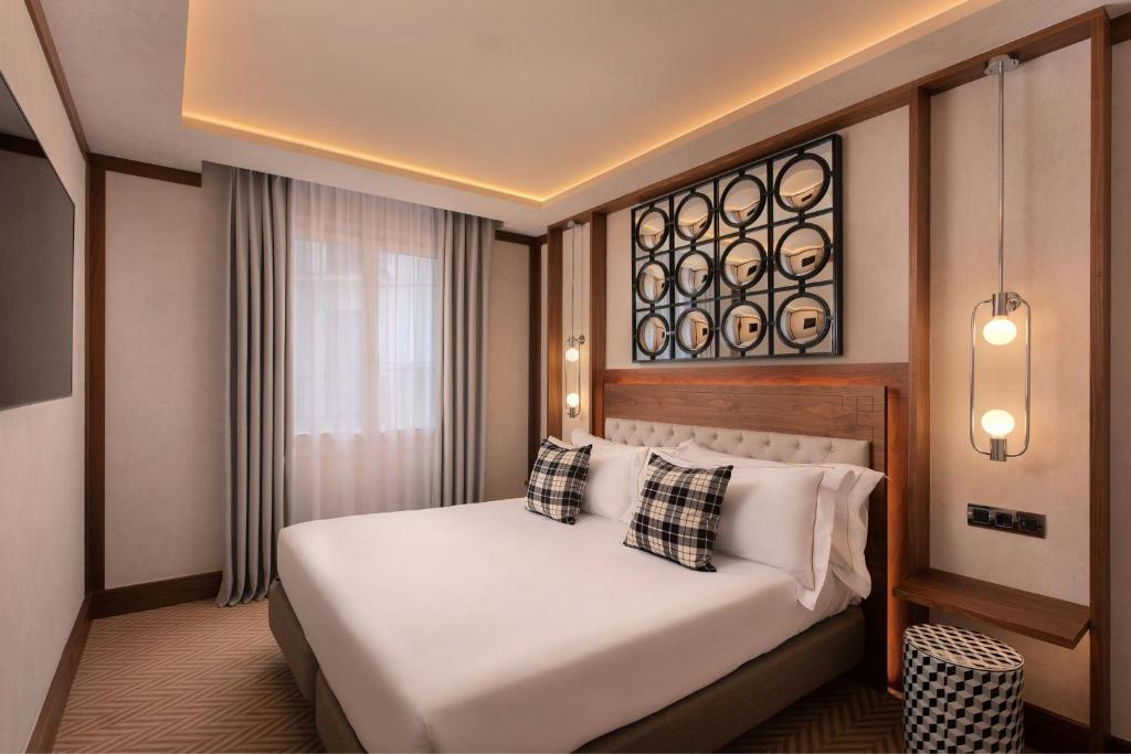 Postel nebo postele na pokoji v ubytování Hotel Ercilla de Bilbao, Autograph Collection