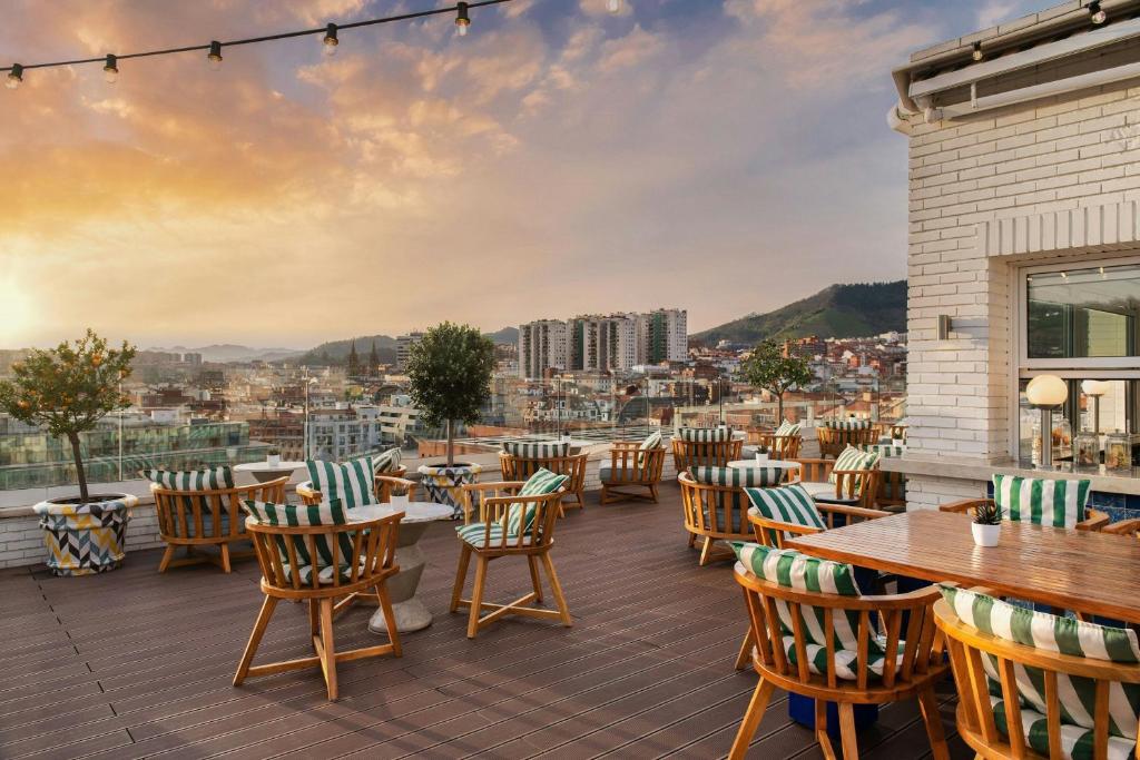 Nespecifikovaný výhled na hory nebo výhled na hory při pohledu z hotelu