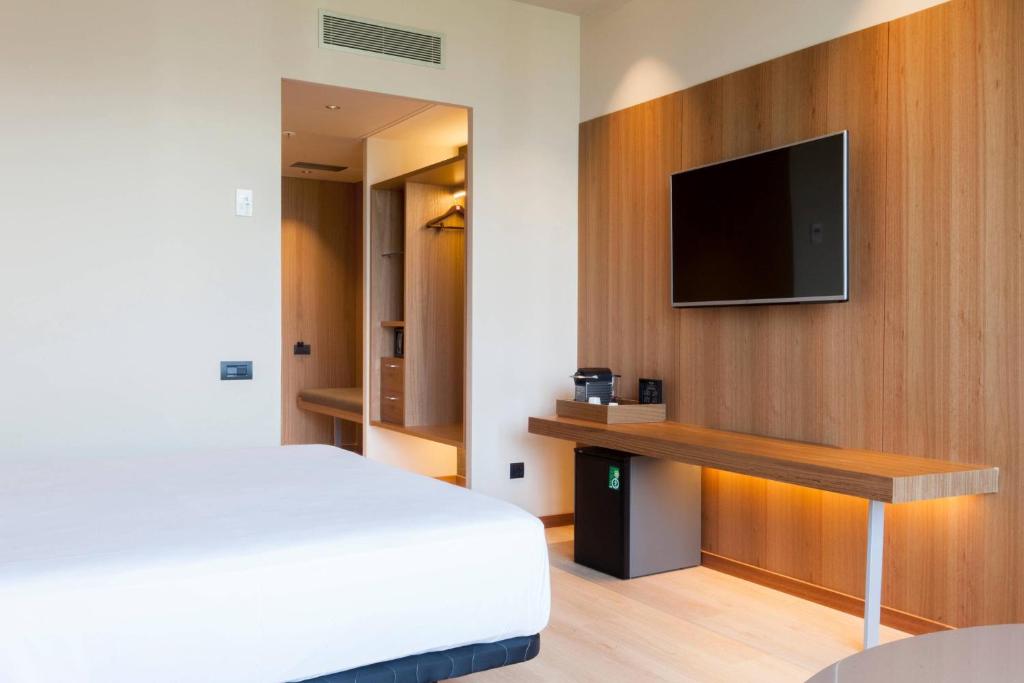 Televízia a/alebo spoločenská miestnosť v ubytovaní AC Hotel Diagonal L'Illa by Marriott