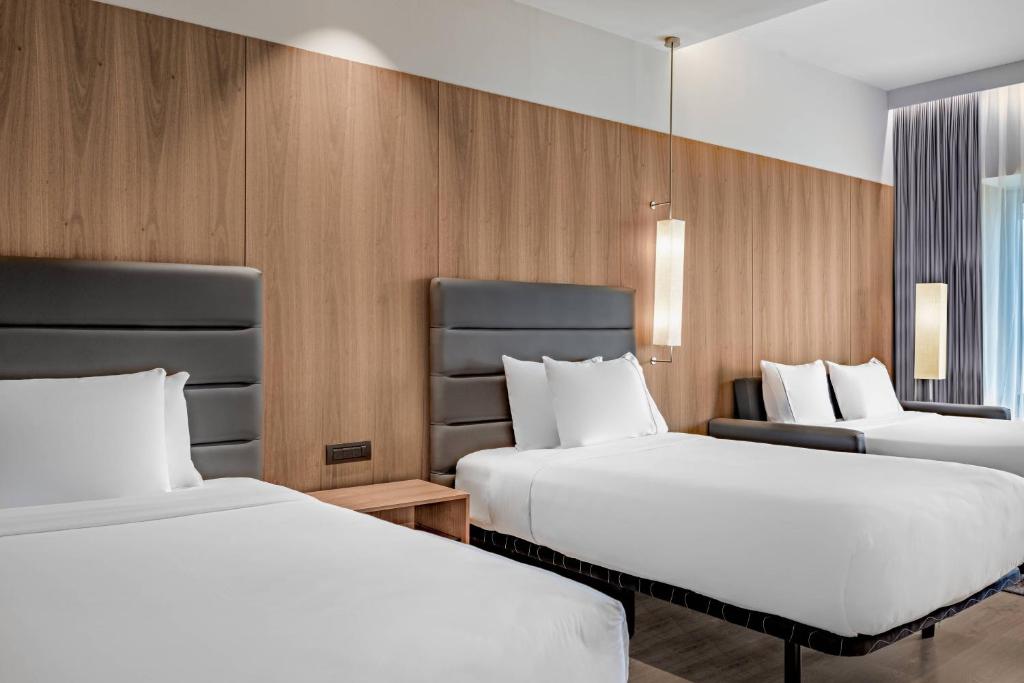 Posteľ alebo postele v izbe v ubytovaní AC Hotel Diagonal L'Illa by Marriott
