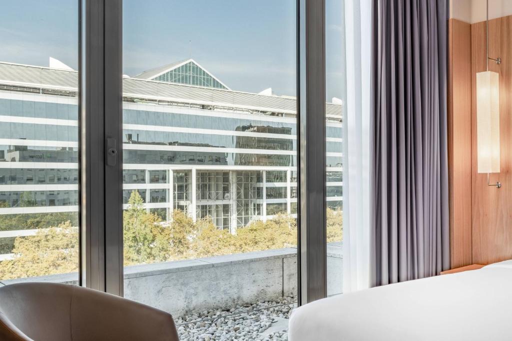 Posteľ alebo postele v izbe v ubytovaní AC Hotel Diagonal L'Illa by Marriott