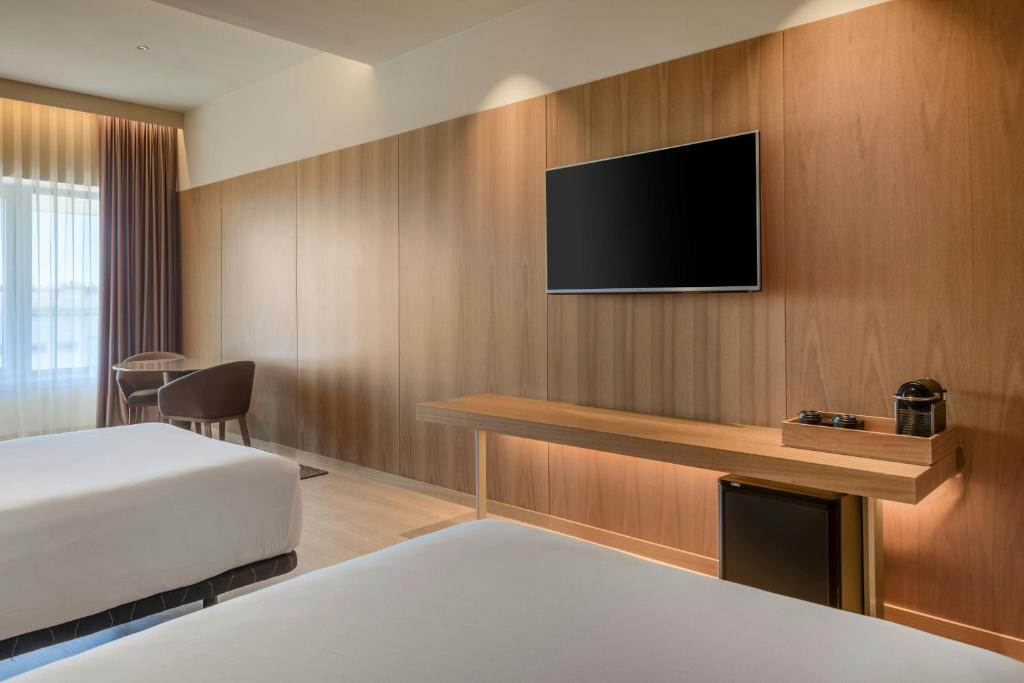 Televízia a/alebo spoločenská miestnosť v ubytovaní AC Hotel Diagonal L'Illa by Marriott