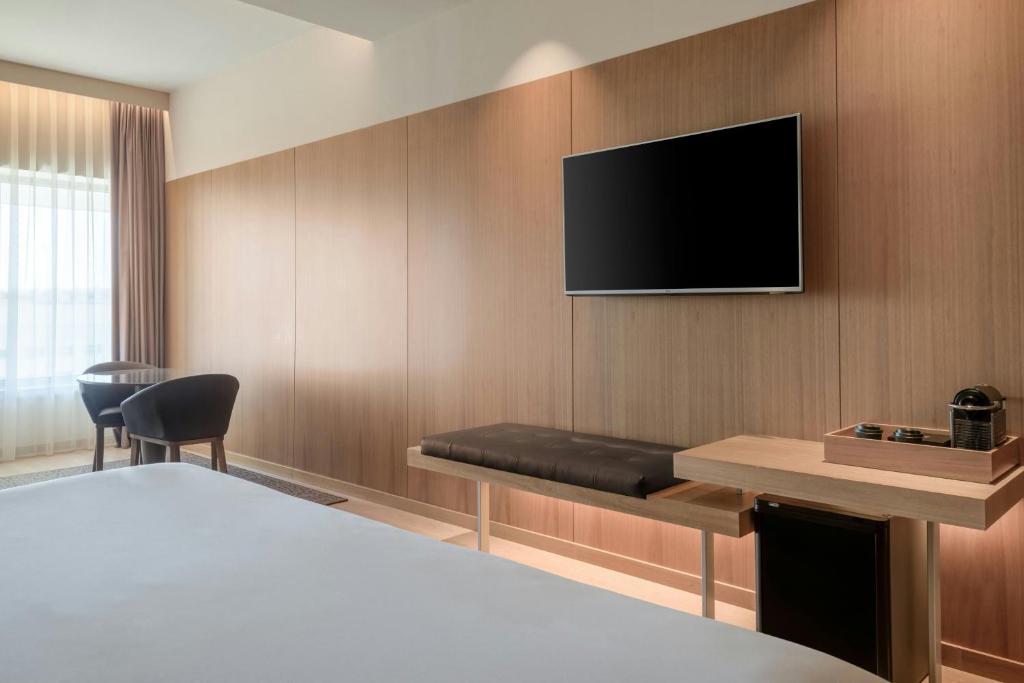 Televízia a/alebo spoločenská miestnosť v ubytovaní AC Hotel Diagonal L'Illa by Marriott
