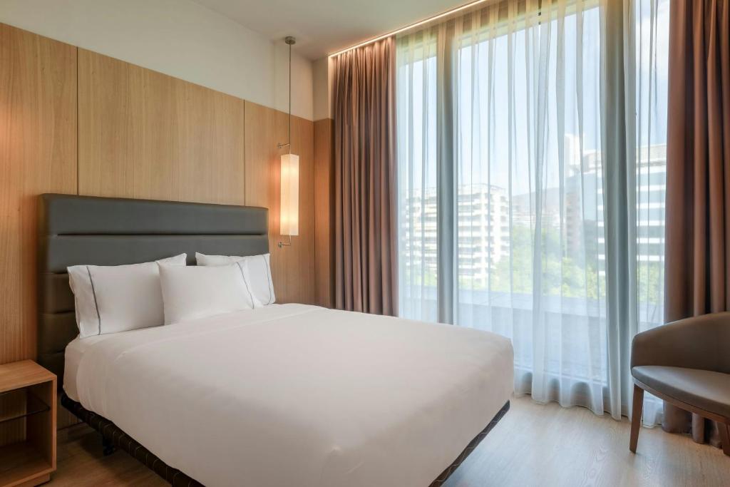 Posteľ alebo postele v izbe v ubytovaní AC Hotel Diagonal L'Illa by Marriott