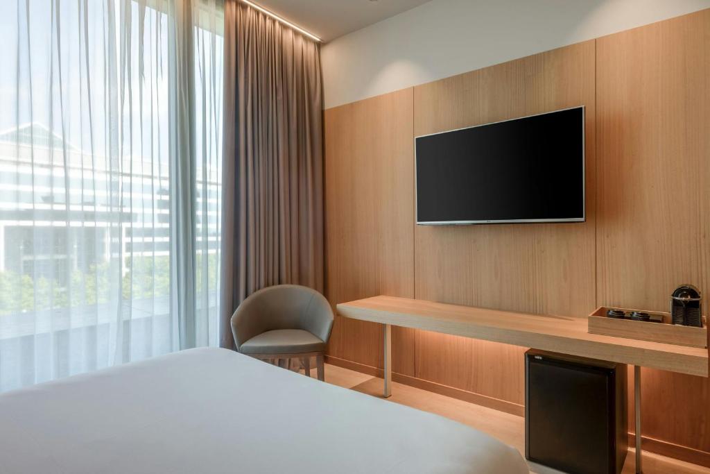 Televízia a/alebo spoločenská miestnosť v ubytovaní AC Hotel Diagonal L'Illa by Marriott