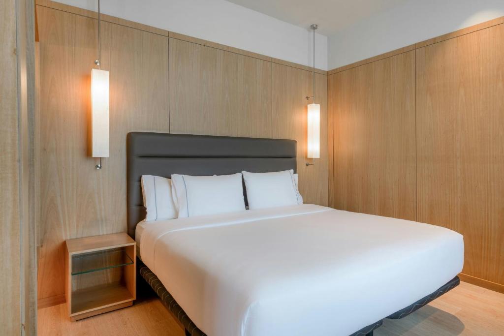 Posteľ alebo postele v izbe v ubytovaní AC Hotel Diagonal L'Illa by Marriott