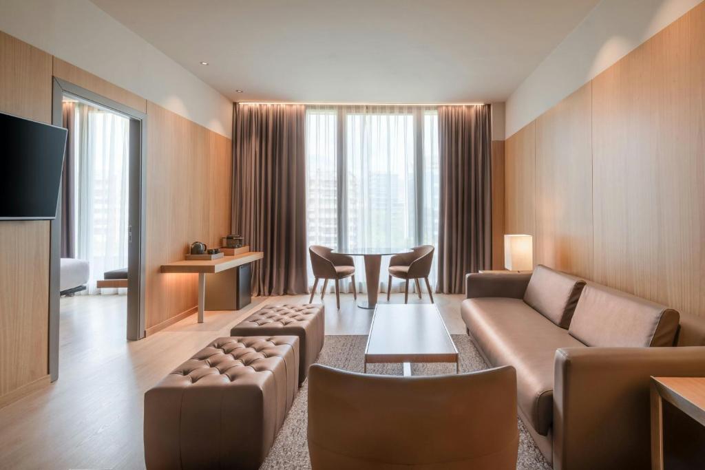 Televízia a/alebo spoločenská miestnosť v ubytovaní AC Hotel Diagonal L'Illa by Marriott