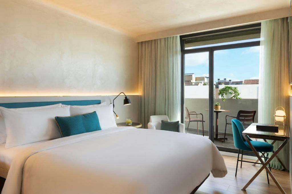 Postel nebo postele na pokoji v ubytování Renaissance Barcelona Hotel