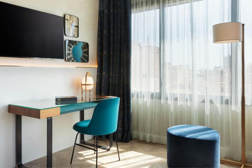 TV a/nebo společenská místnost v ubytování Renaissance Barcelona Hotel
