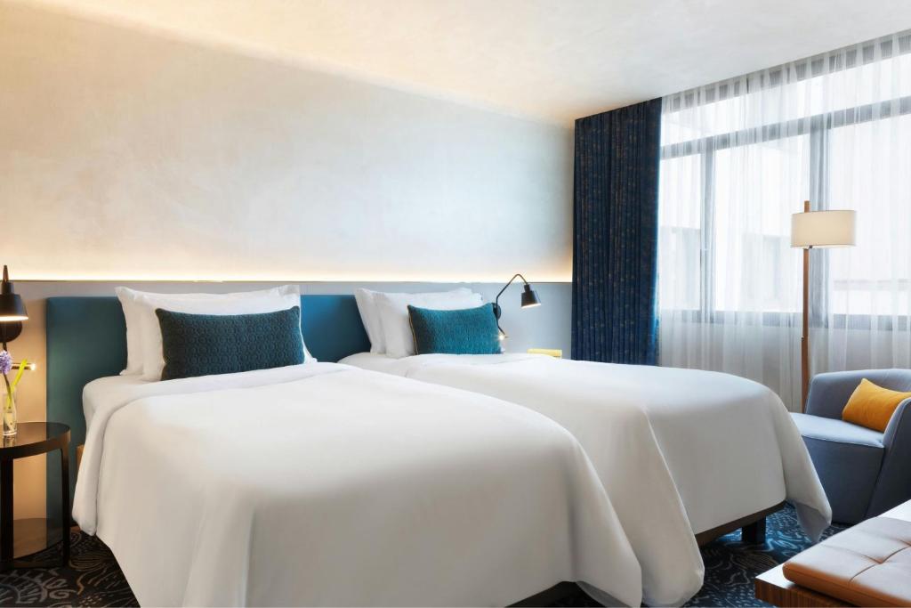 Postel nebo postele na pokoji v ubytování Renaissance Barcelona Hotel