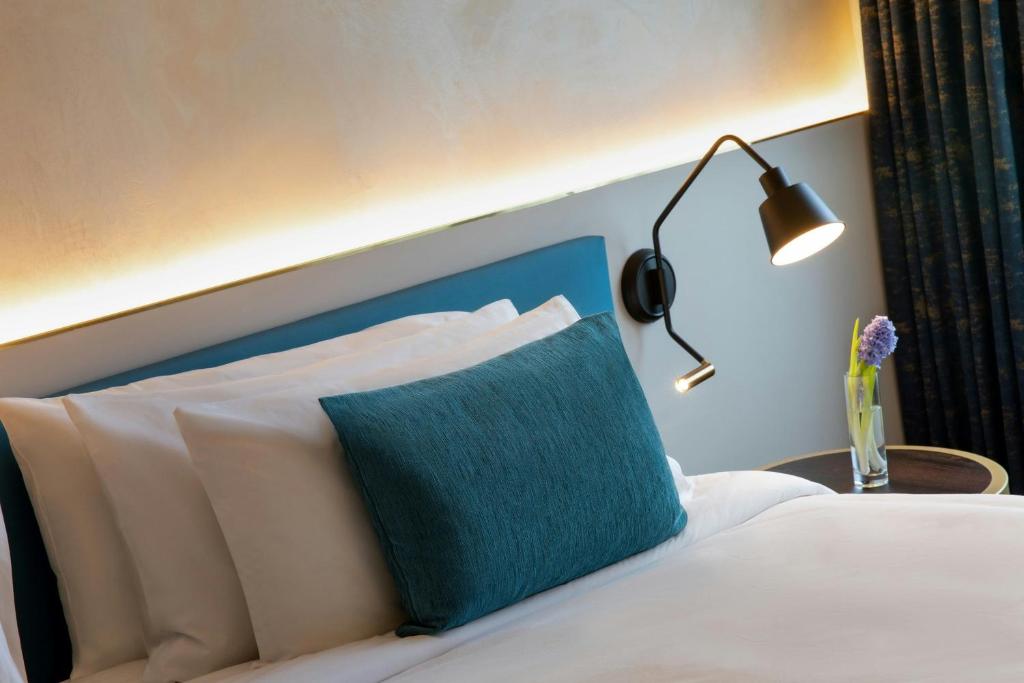 Postel nebo postele na pokoji v ubytování Renaissance Barcelona Hotel