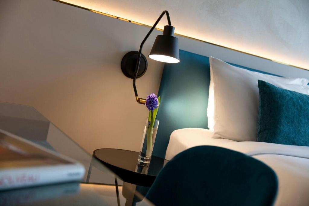 Postel nebo postele na pokoji v ubytování Renaissance Barcelona Hotel