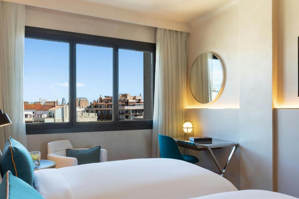 Postel nebo postele na pokoji v ubytování Renaissance Barcelona Hotel