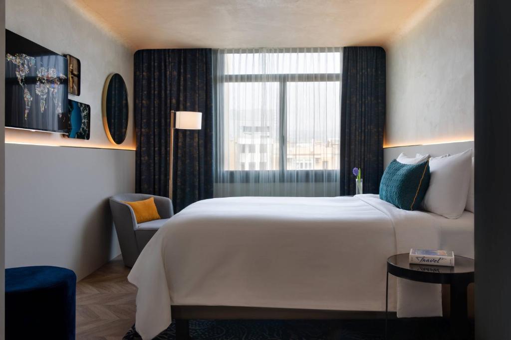 Postel nebo postele na pokoji v ubytování Renaissance Barcelona Hotel