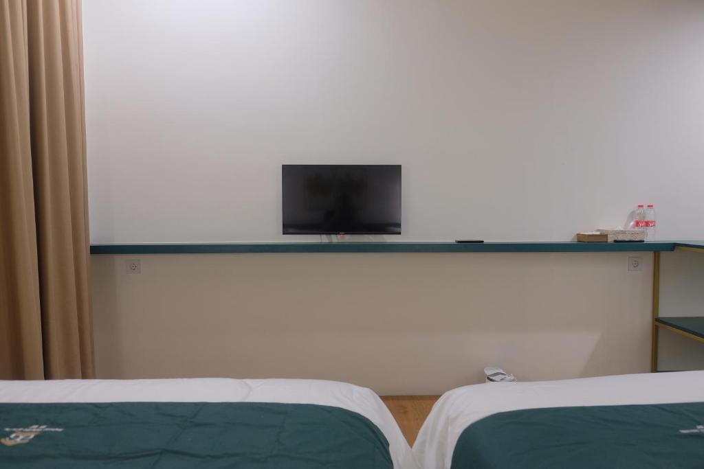 TV a/nebo společenská místnost v ubytování Agung Guest House by RF