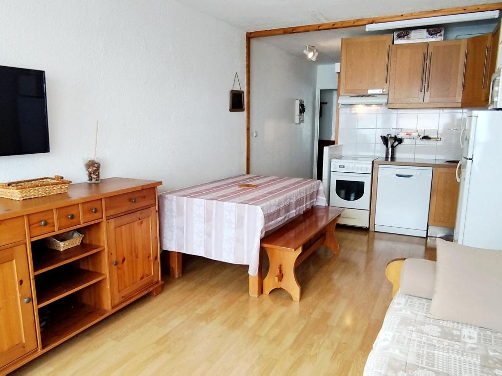 une petite cuisine avec une table dans une pièce dans l'établissement Appartement spacieux, coeur de station, jusqu'à 6 pers, équipé et proche remontées mécaniques - FR-1-771-75, à Les Adrets