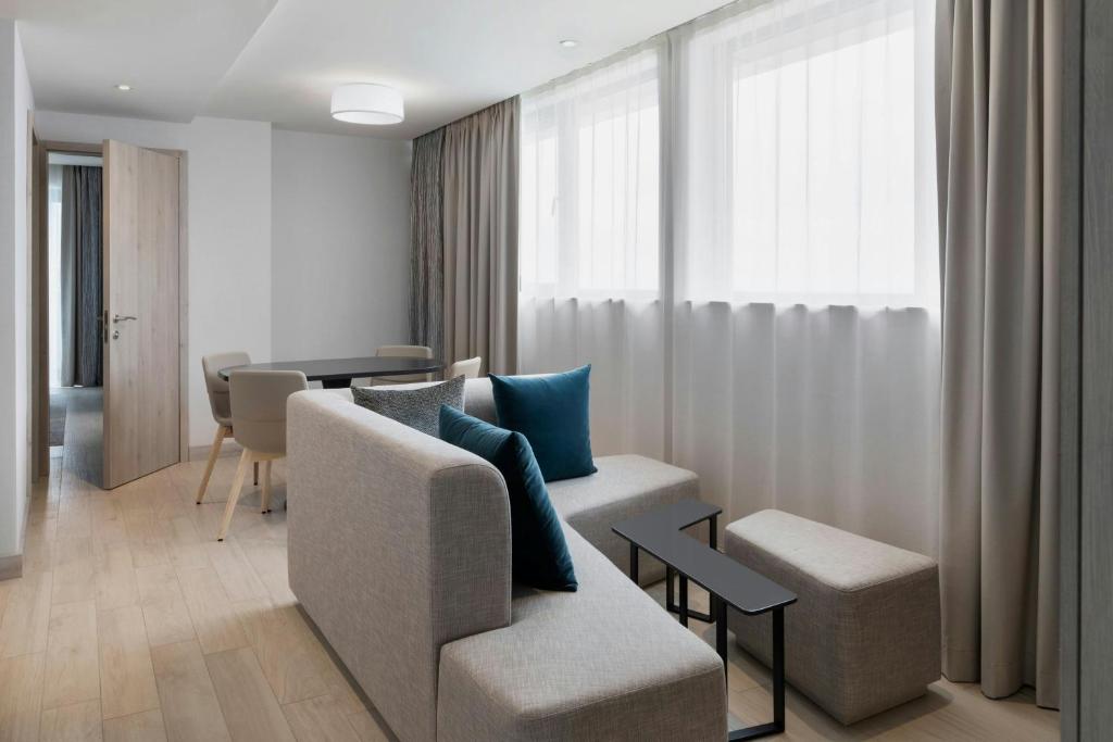 Posezení v ubytování Courtyard by Marriott Batumi