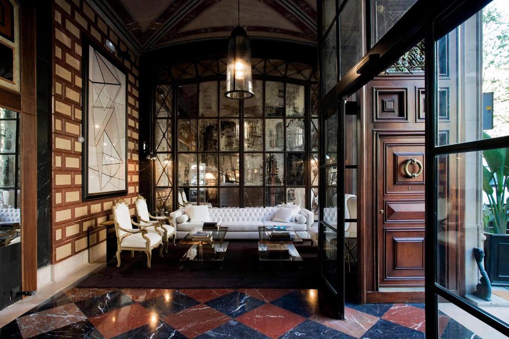 una sala de estar con un sofá y una mesa en Cotton House Hotel, Autograph Collection, en Barcelona