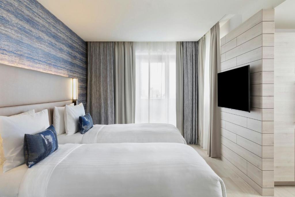 Postel nebo postele na pokoji v ubytování Courtyard by Marriott Batumi