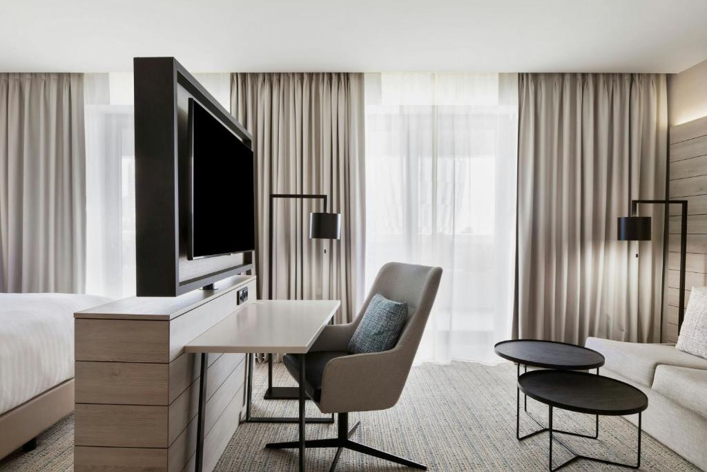 TV a/nebo společenská místnost v ubytování Courtyard by Marriott Batumi
