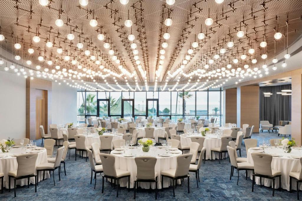 Restaurace v ubytování Courtyard by Marriott Batumi